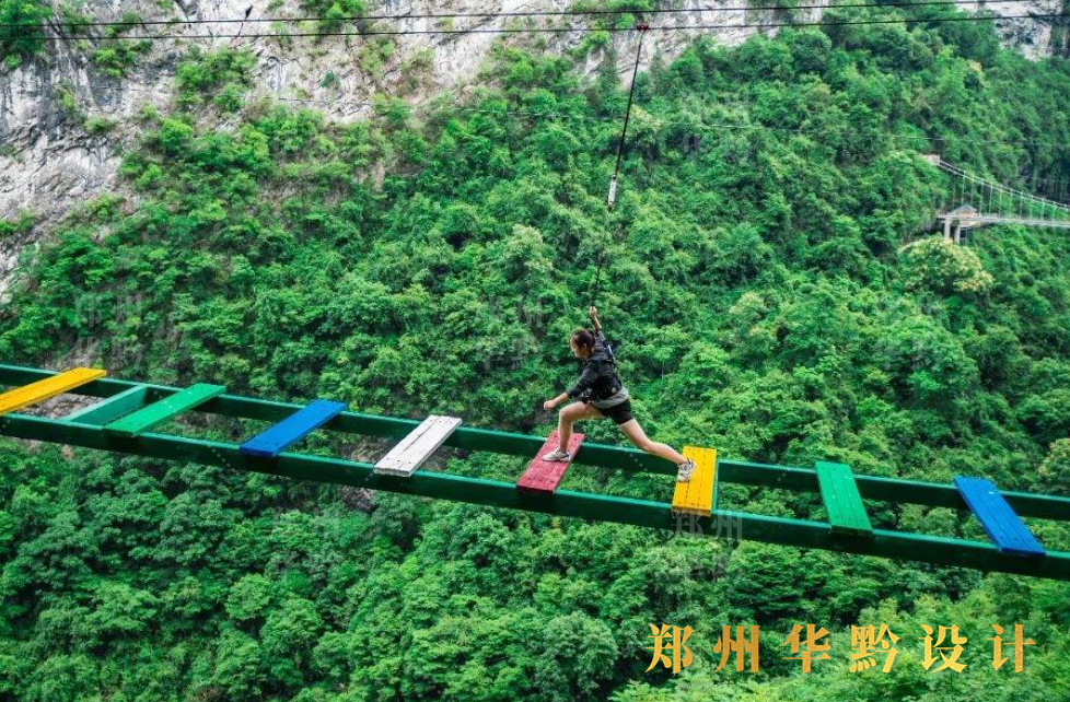 315晚会中步步惊心安全带引发的游客坠落风险，郑州华黔设计提出了升级改造方案！