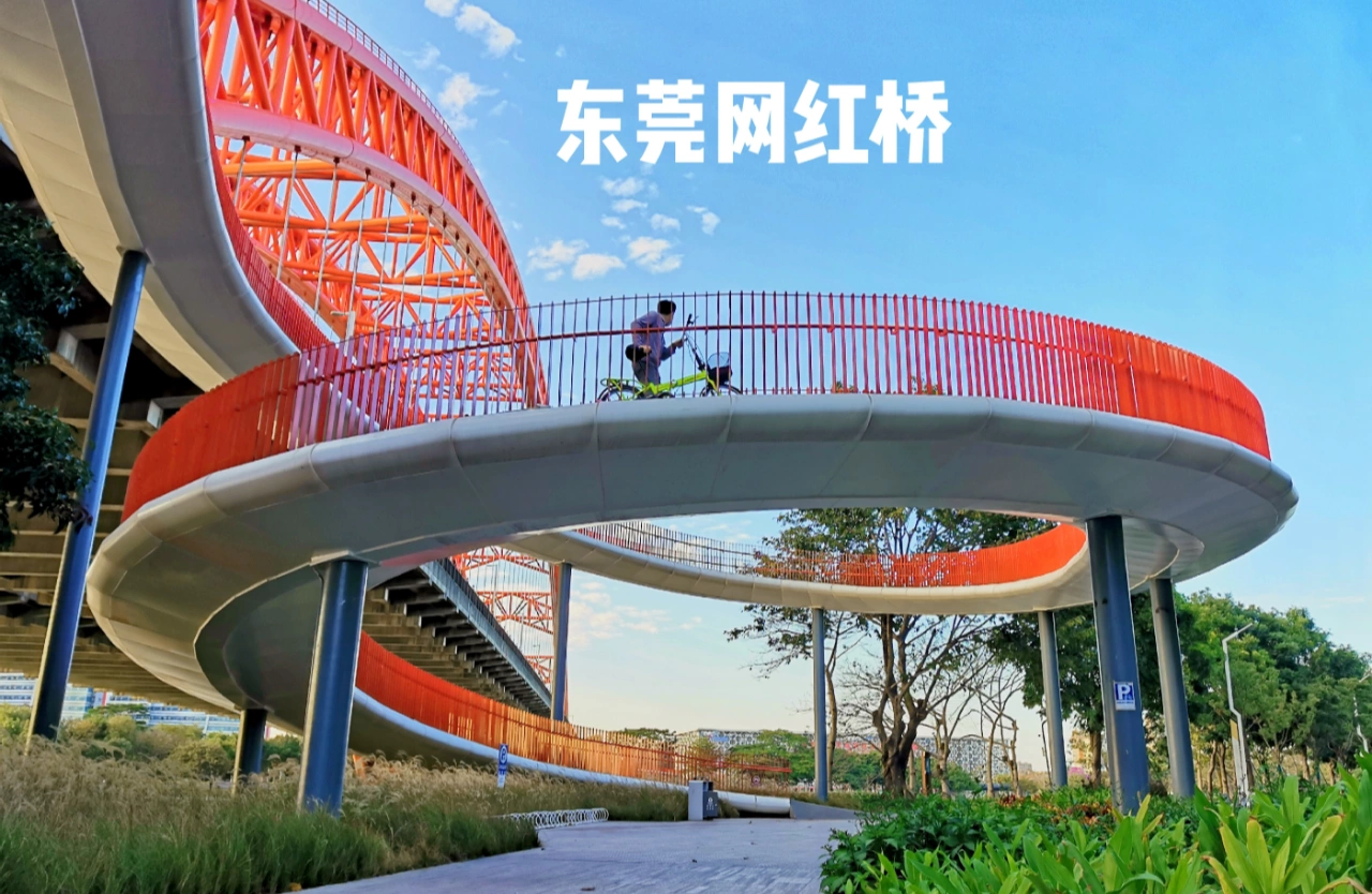 景区网红红色天空之桥赏析。